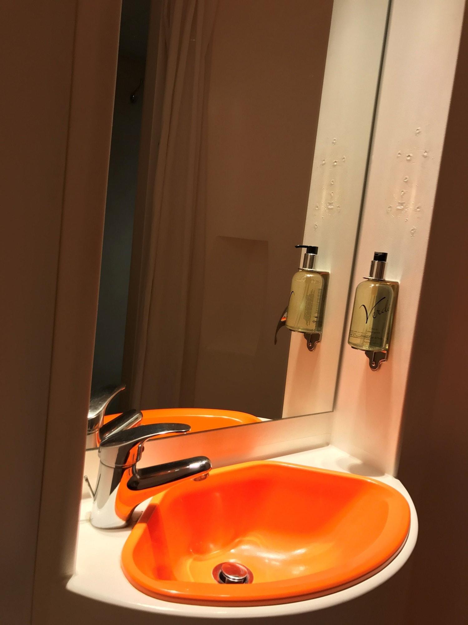 Easyhotel South Kensington Лондон Экстерьер фото
